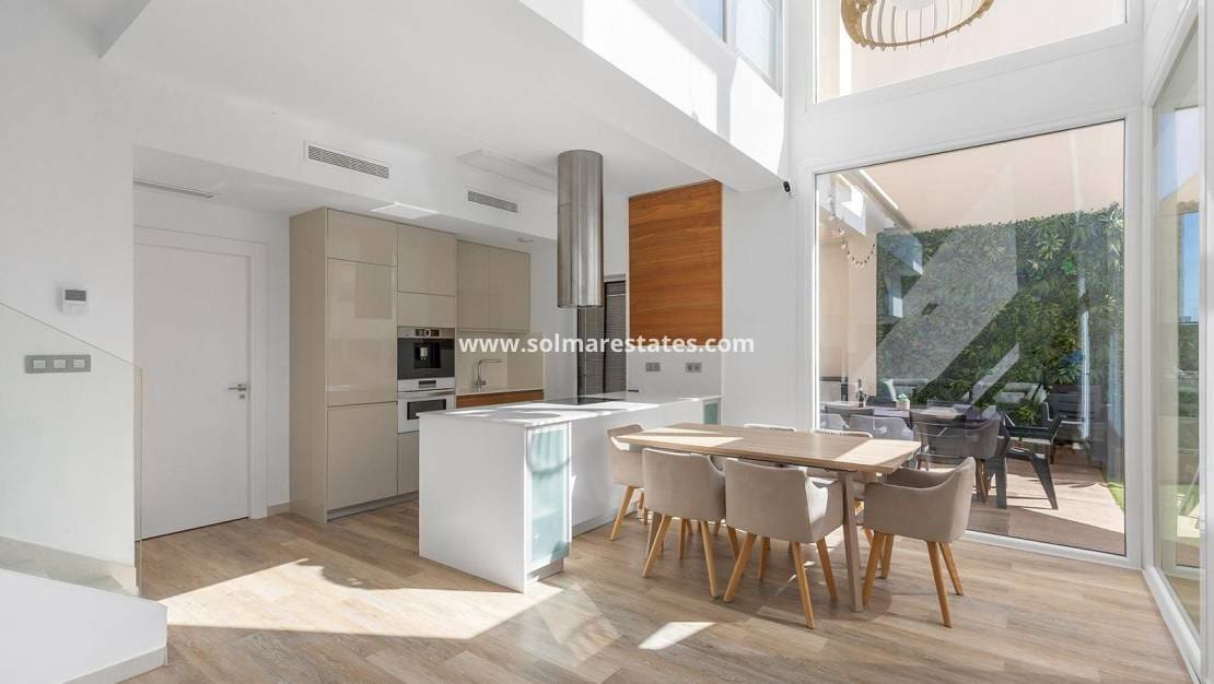 3 makuuhuone Huvila myytävänä paikassa Pueblo Bravo mukana uima-altaan - 460 000 € (Ref: 10004298)