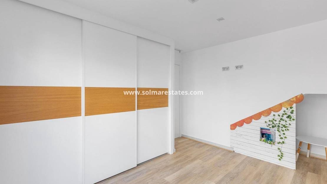 3 makuuhuone Huvila myytävänä paikassa Pueblo Bravo mukana uima-altaan - 460 000 € (Ref: 10004298)