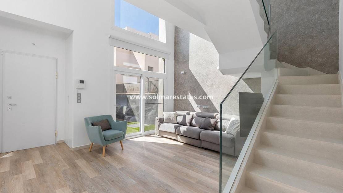 3 makuuhuone Huvila myytävänä paikassa Pueblo Bravo mukana uima-altaan - 460 000 € (Ref: 10004298)