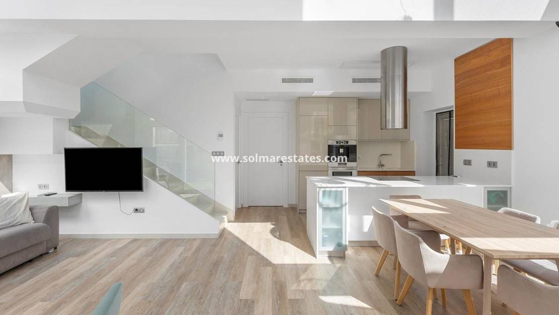3 makuuhuone Huvila myytävänä paikassa Pueblo Bravo mukana uima-altaan - 460 000 € (Ref: 10004298)