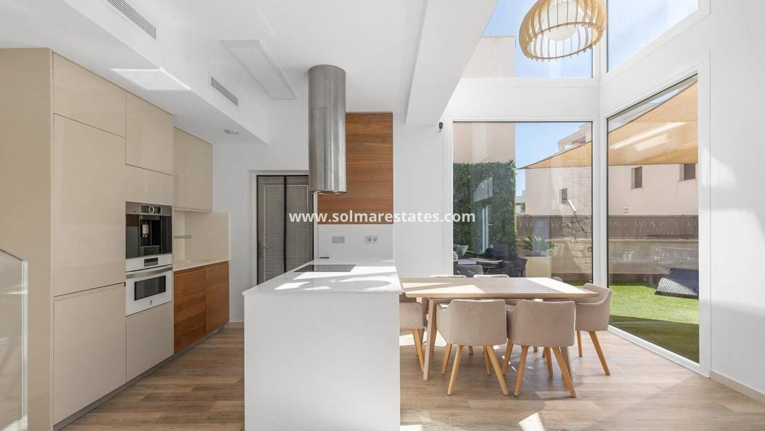 3 makuuhuone Huvila myytävänä paikassa Pueblo Bravo mukana uima-altaan - 460 000 € (Ref: 10004298)