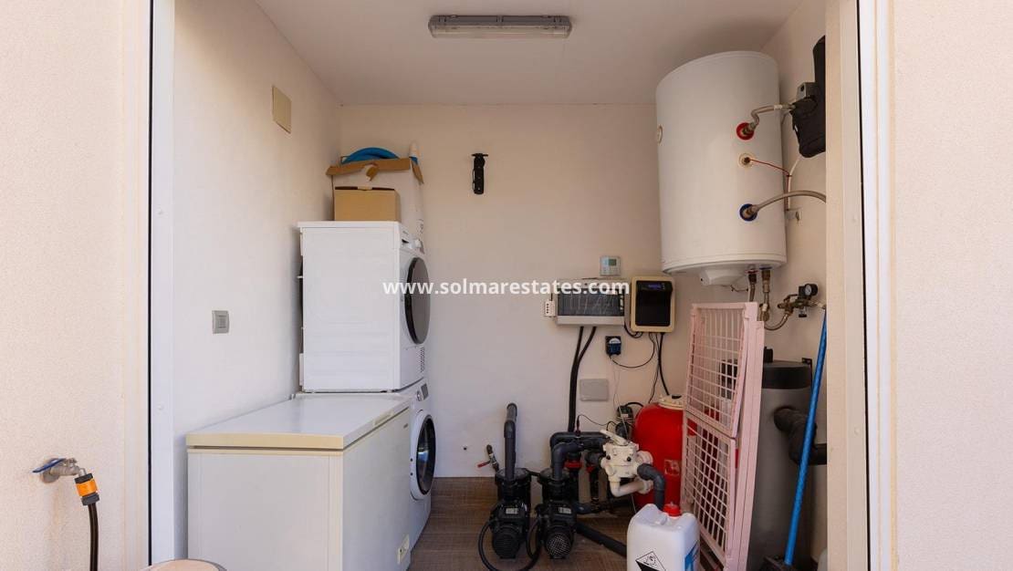 3 makuuhuone Huvila myytävänä paikassa Pueblo Bravo mukana uima-altaan - 460 000 € (Ref: 10004298)