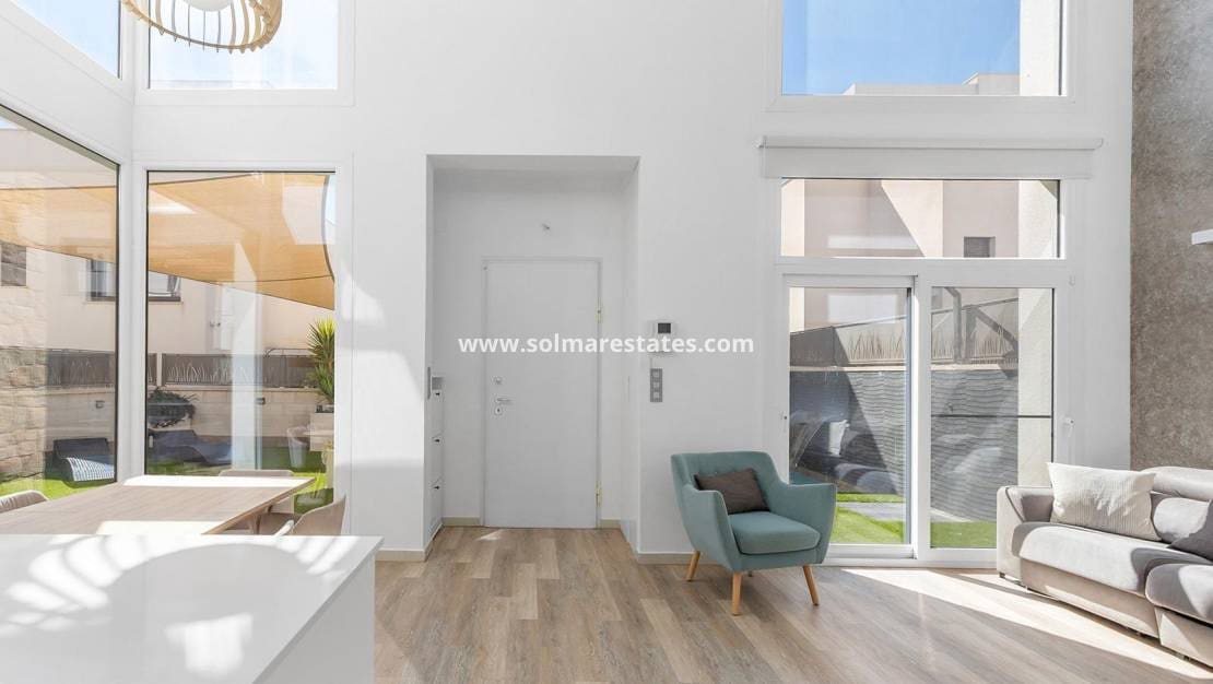 3 makuuhuone Huvila myytävänä paikassa Pueblo Bravo mukana uima-altaan - 460 000 € (Ref: 10004298)