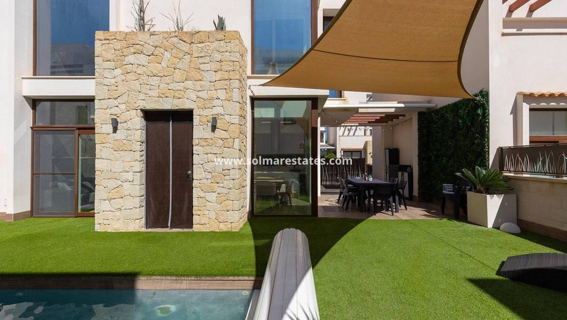 3 makuuhuone Huvila myytävänä paikassa Pueblo Bravo mukana uima-altaan - 460 000 € (Ref: 10004298)