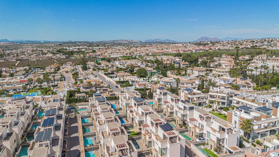 3 makuuhuone Huvila myytävänä paikassa Pueblo Bravo mukana uima-altaan - 460 000 € (Ref: 10004298)