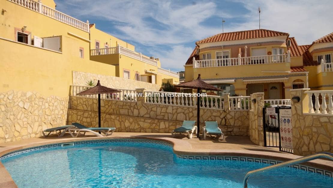 4 soveværelse Byhus til salg i Villamartin med swimmingpool - € 225.000 (Ref: 10004478)