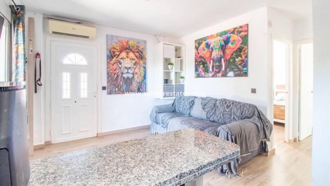 Apartamento de 2 habitaciones en Cabo Roig en venta con piscina - 135.000 € (Ref: 10004631)