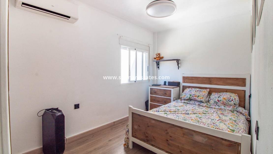 Apartamento de 2 habitaciones en Cabo Roig en venta con piscina - 135.000 € (Ref: 10004631)