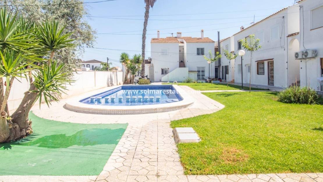 Apartamento de 2 habitaciones en Cabo Roig en venta con piscina - 135.000 € (Ref: 10004631)