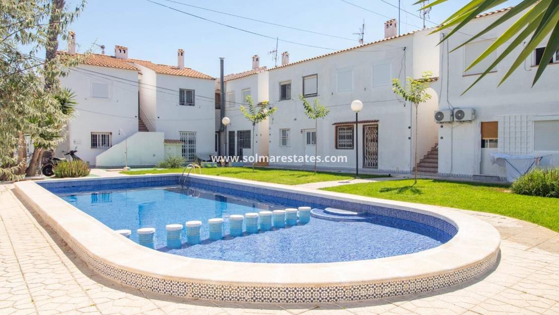 Apartamento de 2 habitaciones en Cabo Roig en venta con piscina - 135.000 € (Ref: 10004631)