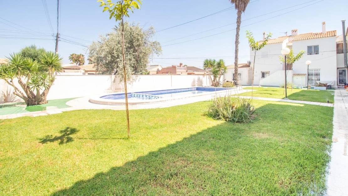 Apartamento de 2 habitaciones en Cabo Roig en venta con piscina - 135.000 € (Ref: 10004631)
