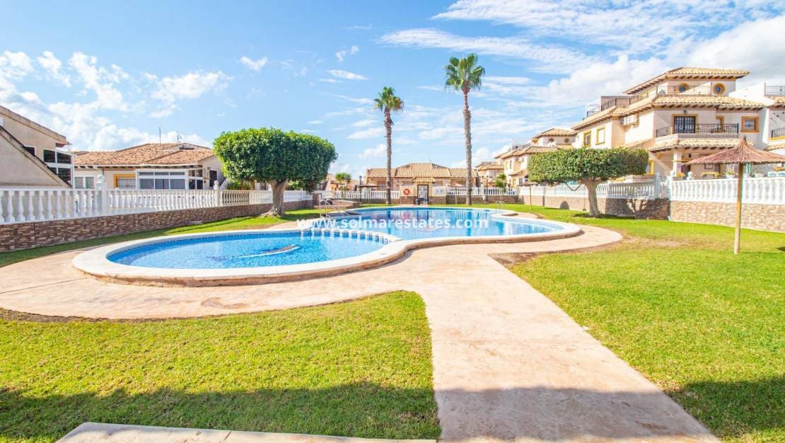 2 makuuhuone Bungalow myytävänä paikassa Cabo Roig mukana uima-altaan - 179 900 € (Ref: 10004632)