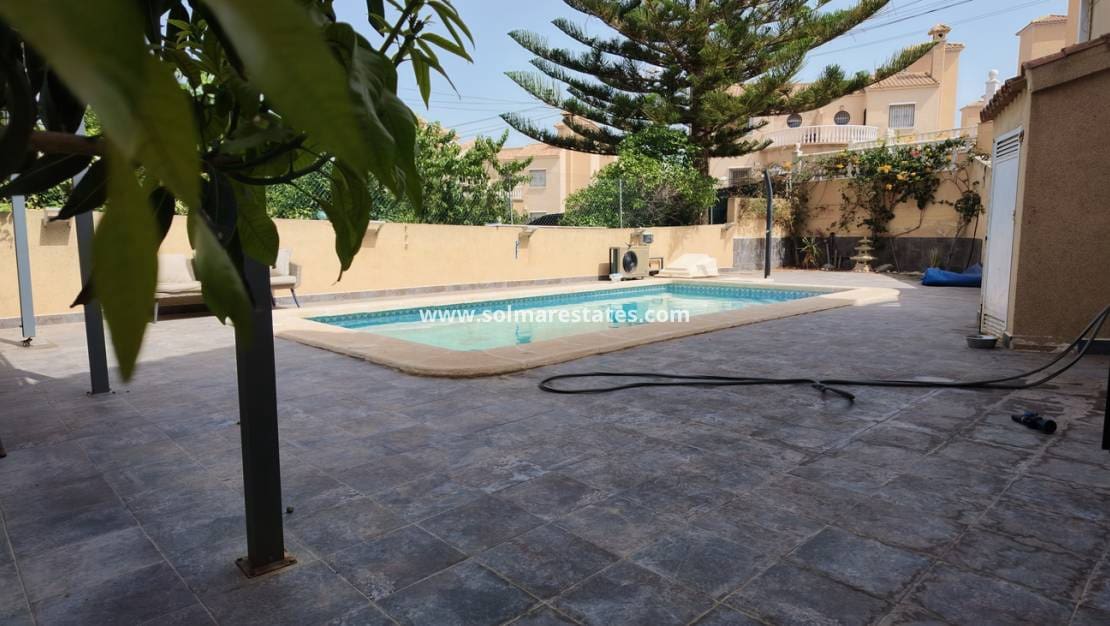 3 soverom Villa til salgs i Villamartin med svømmebasseng - € 425 000 (Ref: 10016522)