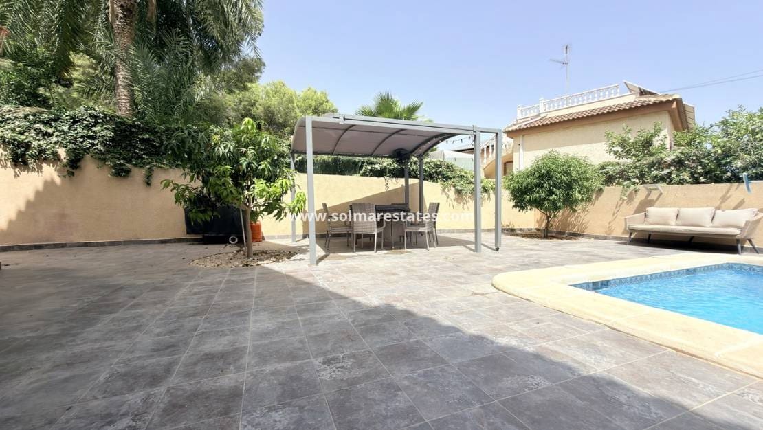3 quarto Moradia para venda em Villamartin com piscina garagem - 400 000 € (Ref: 10016522)