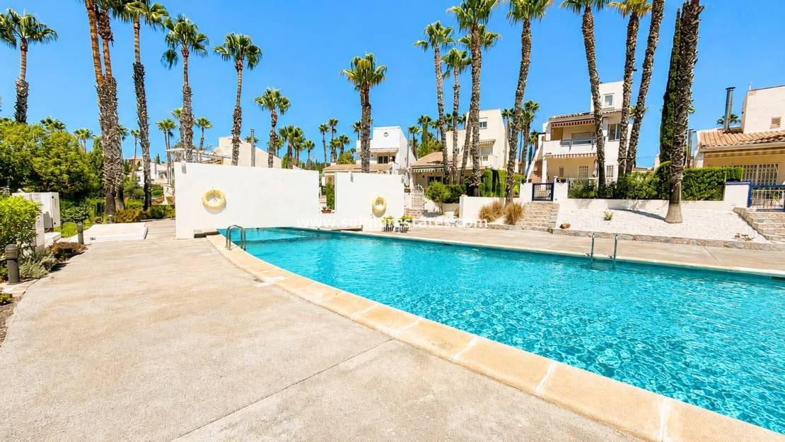 3 soveværelse Villa til salg i Villamartin med swimmingpool - € 529.995 (Ref: 10016916)