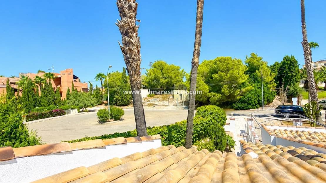 3 soveværelse Villa til salg i Villamartin med swimmingpool - € 529.995 (Ref: 10016916)