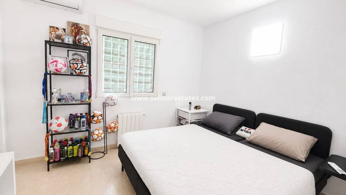 3 soveværelse Villa til salg i Villamartin med swimmingpool - € 529.995 (Ref: 10016916)