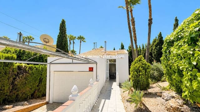 3 soveværelse Villa til salg i Villamartin, Orihuela med swimmingpool - € 529.995 (Ref: 10016916)