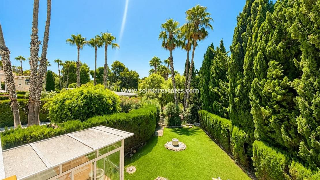 3 soveværelse Villa til salg i Villamartin med swimmingpool - € 529.995 (Ref: 10016916)