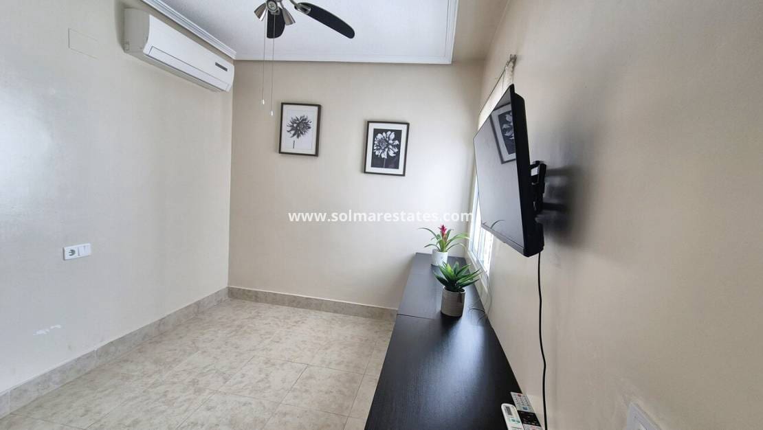 2 sovrum Semi-fristående Villa till salu i San Miguel de Salinas med pool - 240 000 € (Ref: 10016917)