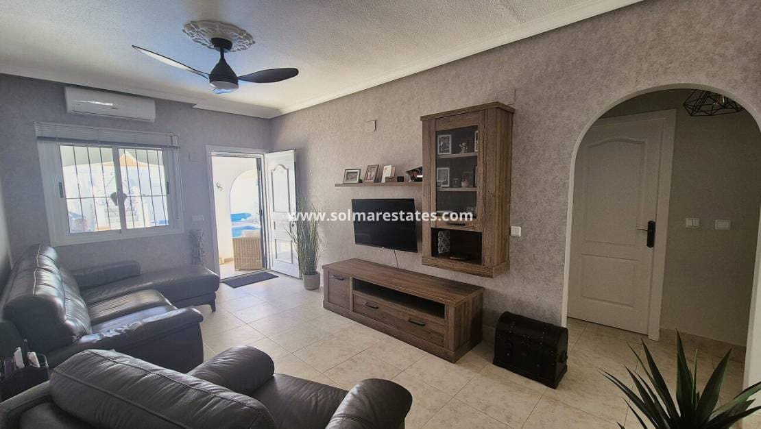 2 sovrum Semi-fristående Villa till salu i San Miguel de Salinas med pool - 240 000 € (Ref: 10016917)