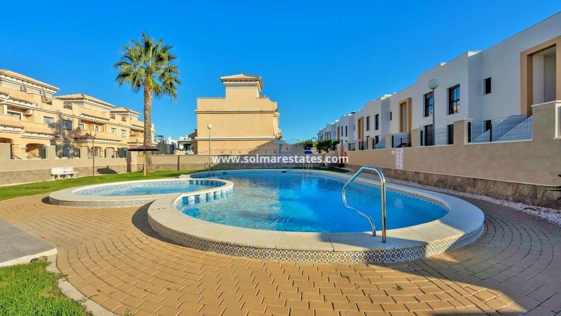 3 soveværelse Byhus til salg i Villamartin med swimmingpool - € 199.950 (Ref: 10019342)