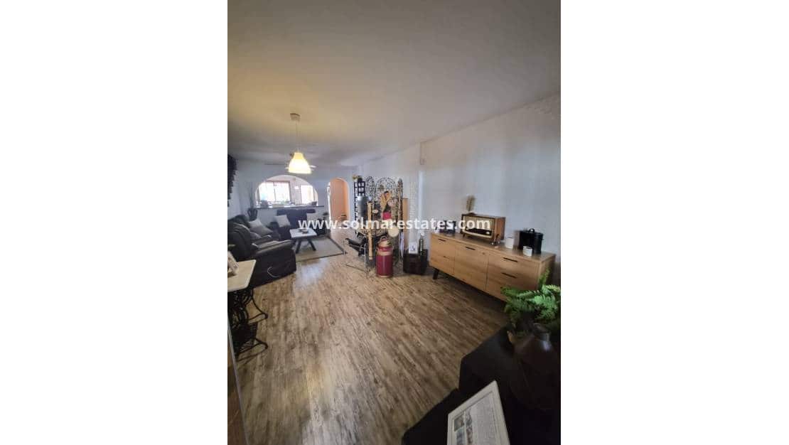 3 makuuhuone Omakotitalo myytävänä paikassa Los Balcones - 320 000 € (Ref: 10021353)