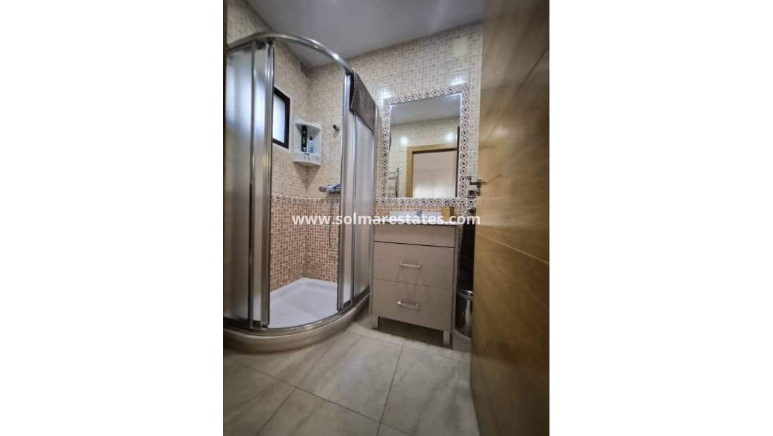 3 makuuhuone Omakotitalo myytävänä paikassa Los Balcones - 320 000 € (Ref: 10021353)