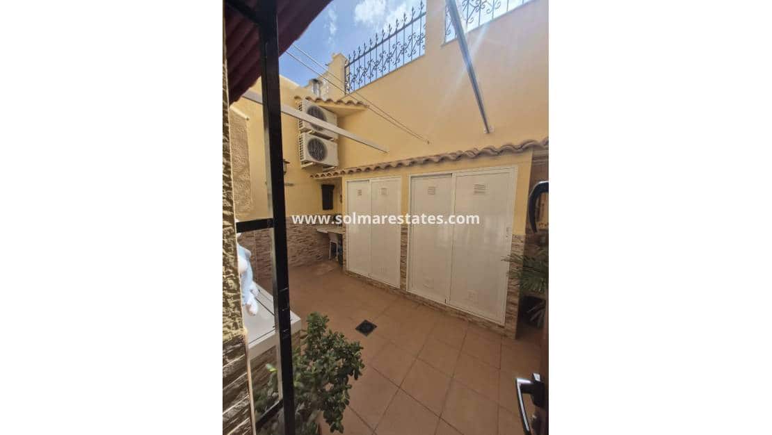 3 makuuhuone Omakotitalo myytävänä paikassa Los Balcones - 320 000 € (Ref: 10021353)