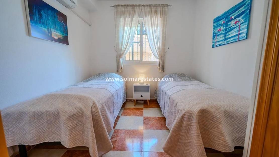 3 quarto Moradia Geminada para venda em Cabo Roig com piscina - 315 000 € (Ref: 10021716)