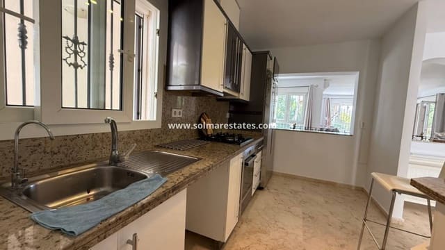 4 soverom Villa til salgs i Villamartin, Orihuela med svømmebasseng - € 645 000 (Ref: 10023111)