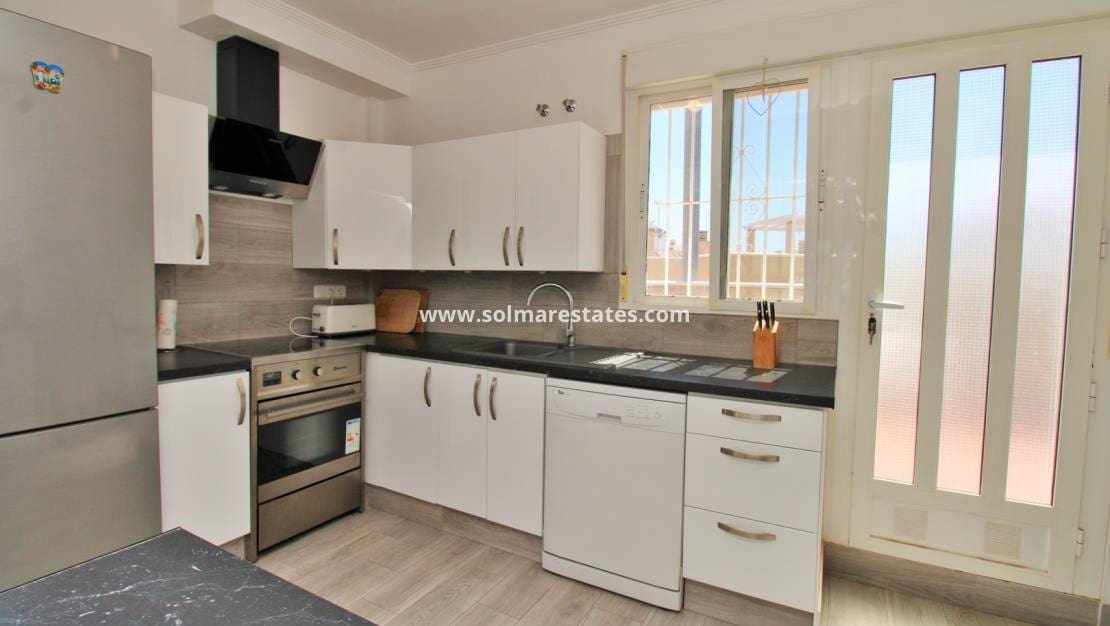 2 soveværelse Lejlighed til salg i Villamartin med swimmingpool - € 189.900 (Ref: 10023117)