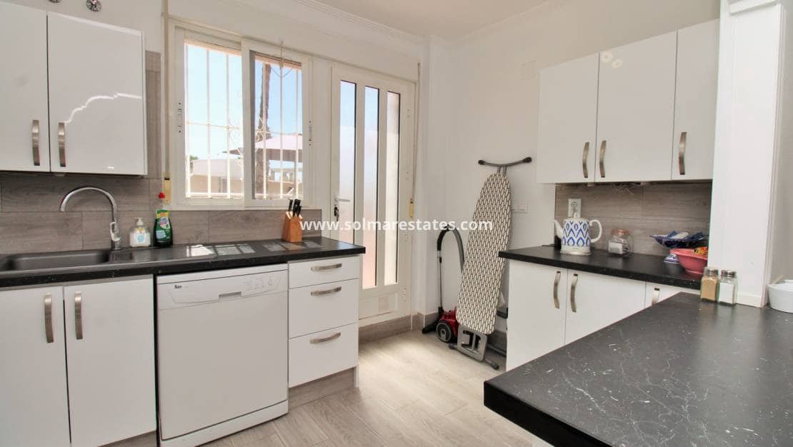 2 soveværelse Lejlighed til salg i Villamartin med swimmingpool - € 189.900 (Ref: 10023117)