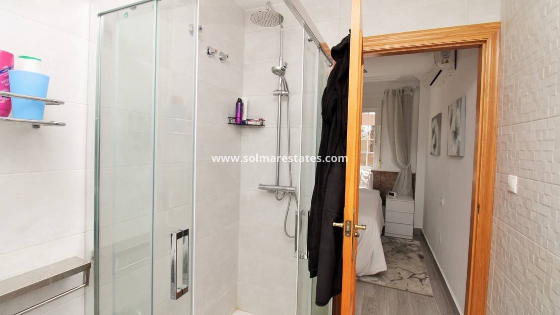 2 soveværelse Lejlighed til salg i Villamartin med swimmingpool - € 189.900 (Ref: 10023117)