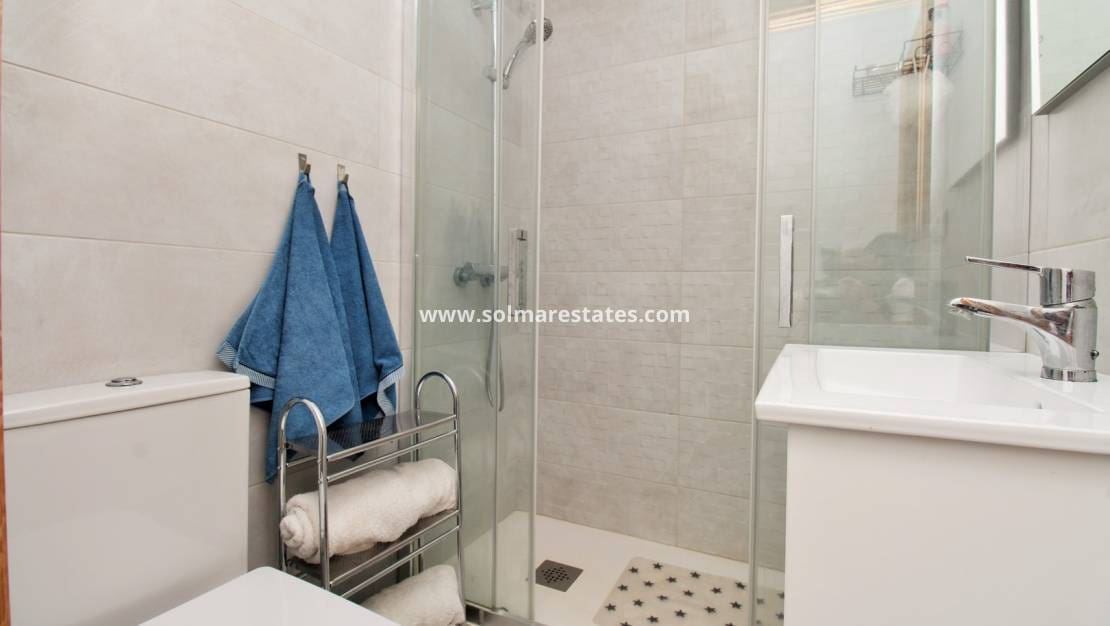 2 soveværelse Lejlighed til salg i Villamartin med swimmingpool - € 189.900 (Ref: 10023117)