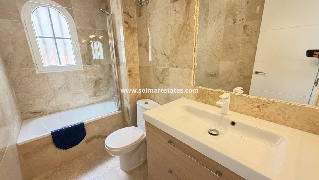 2 soveværelse Lejlighed til salg i Villamartin med swimmingpool - € 189.995 (Ref: 10024693)