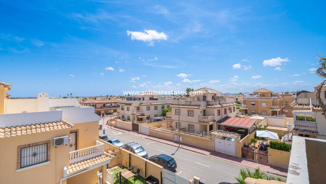 3 chambre Villa/Maison Semi-Mitoyenne à vendre à Dona Pepa avec piscine - 279 000 € (Ref: 10025996)