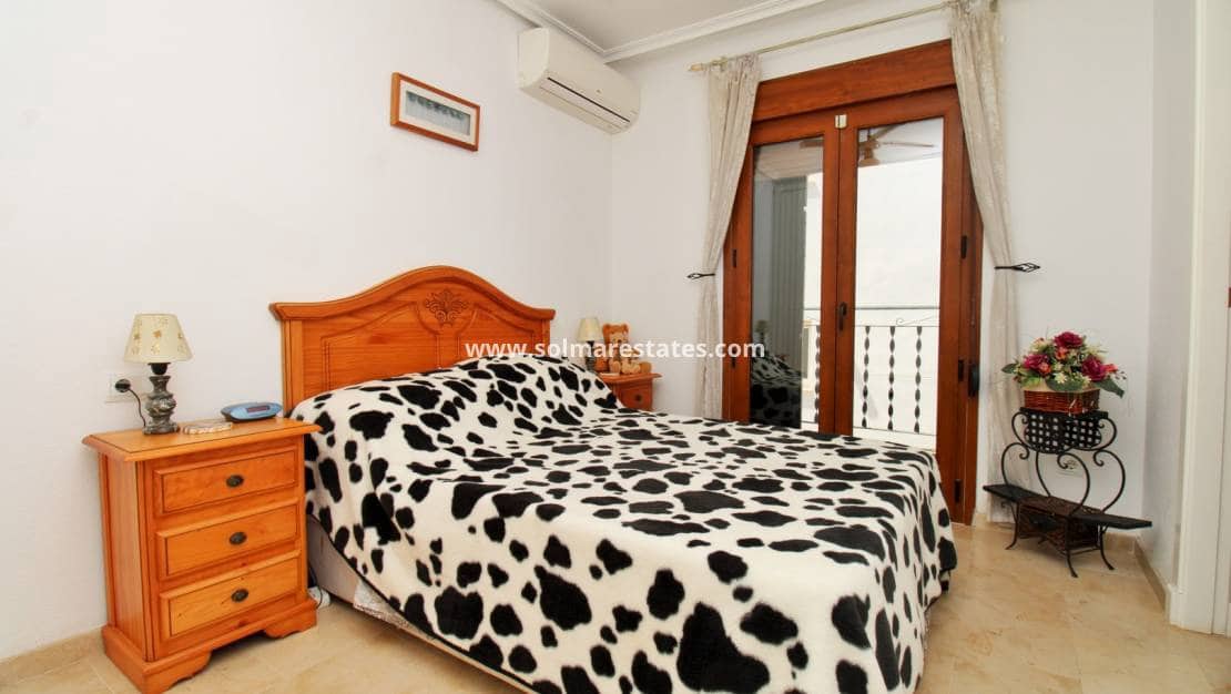 2 soveværelse Lejlighed til salg i Villamartin med swimmingpool - € 184.950 (Ref: 10026487)