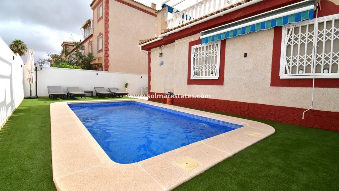 2 chambre Villa/Maison Semi-Mitoyenne à vendre à Playa Flamenca avec piscine - 275 000 € (Ref: 10026488)