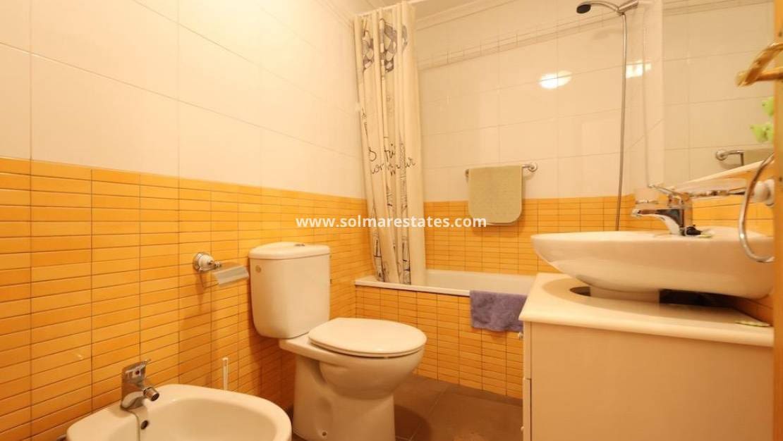 1 sovrum Lägenhet till salu i Torrevieja - 119 000 € (Ref: 10030880)