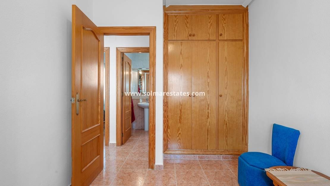 Chalet de 3 habitaciones en Villamartin en venta con piscina - 229.000 € (Ref: 10031255)