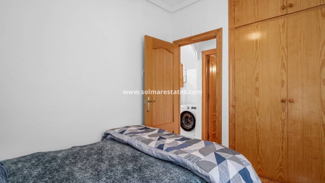 Chalet de 3 habitaciones en Villamartin en venta con piscina - 229.000 € (Ref: 10031255)