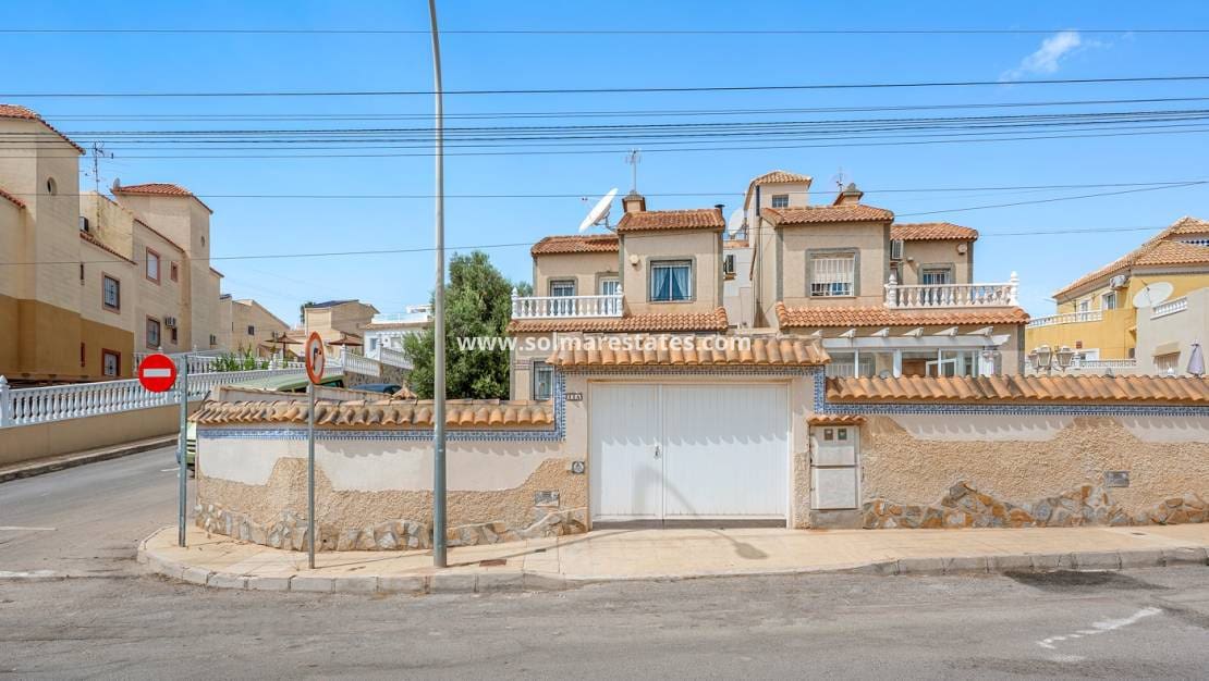 Chalet de 3 habitaciones en Villamartin en venta con piscina - 229.000 € (Ref: 10031255)