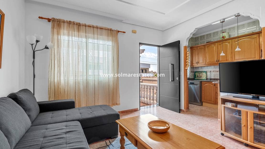 Chalet de 3 habitaciones en Villamartin en venta con piscina - 229.000 € (Ref: 10031255)