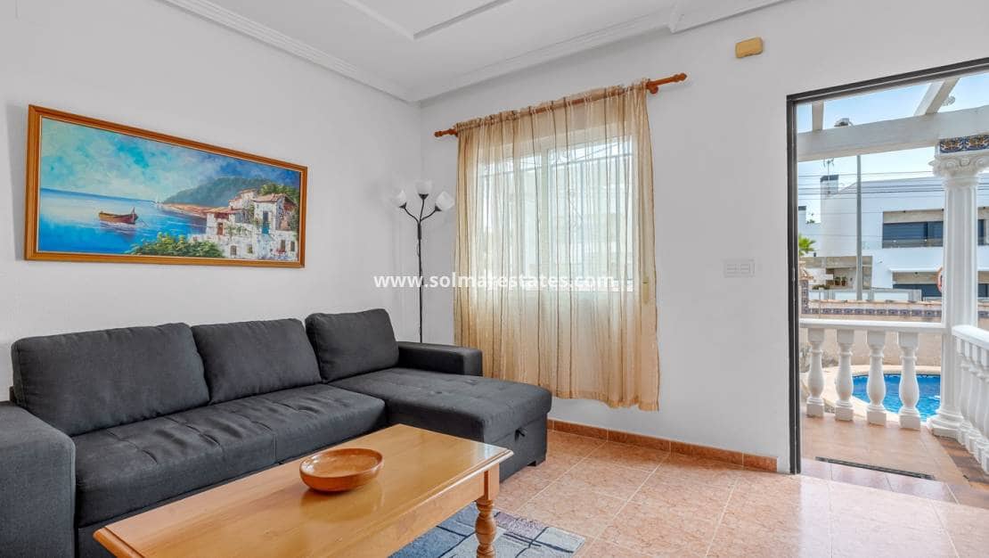 Chalet de 3 habitaciones en Villamartin en venta con piscina - 229.000 € (Ref: 10031255)