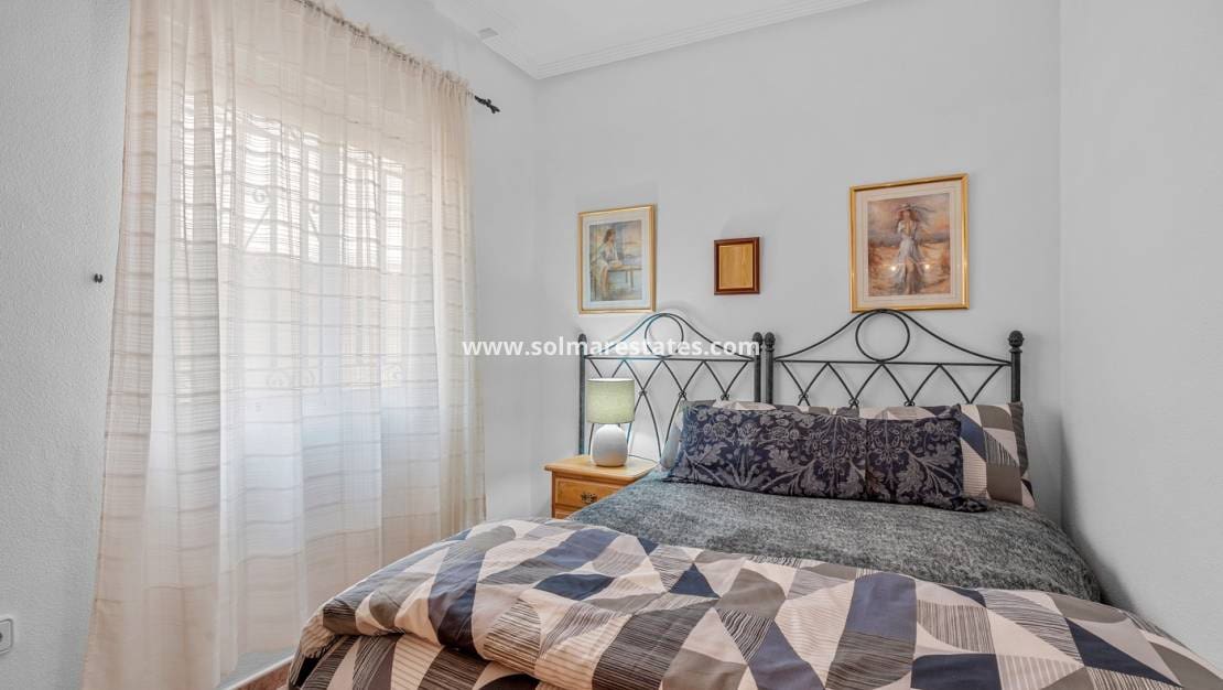Chalet de 3 habitaciones en Villamartin en venta con piscina - 229.000 € (Ref: 10031255)