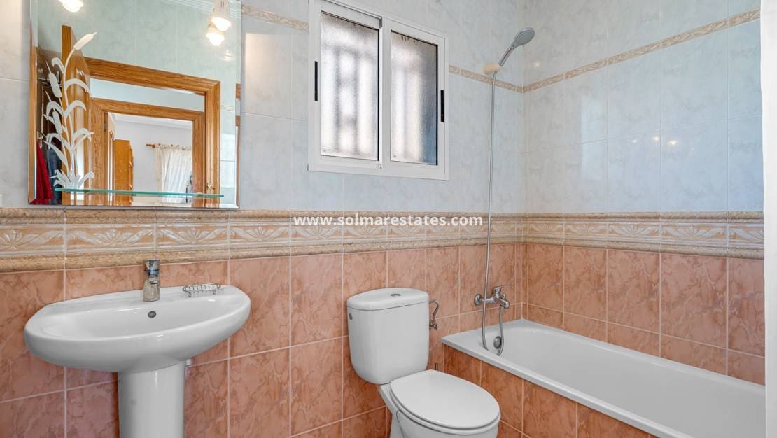 Chalet de 3 habitaciones en Villamartin en venta con piscina - 229.000 € (Ref: 10031255)