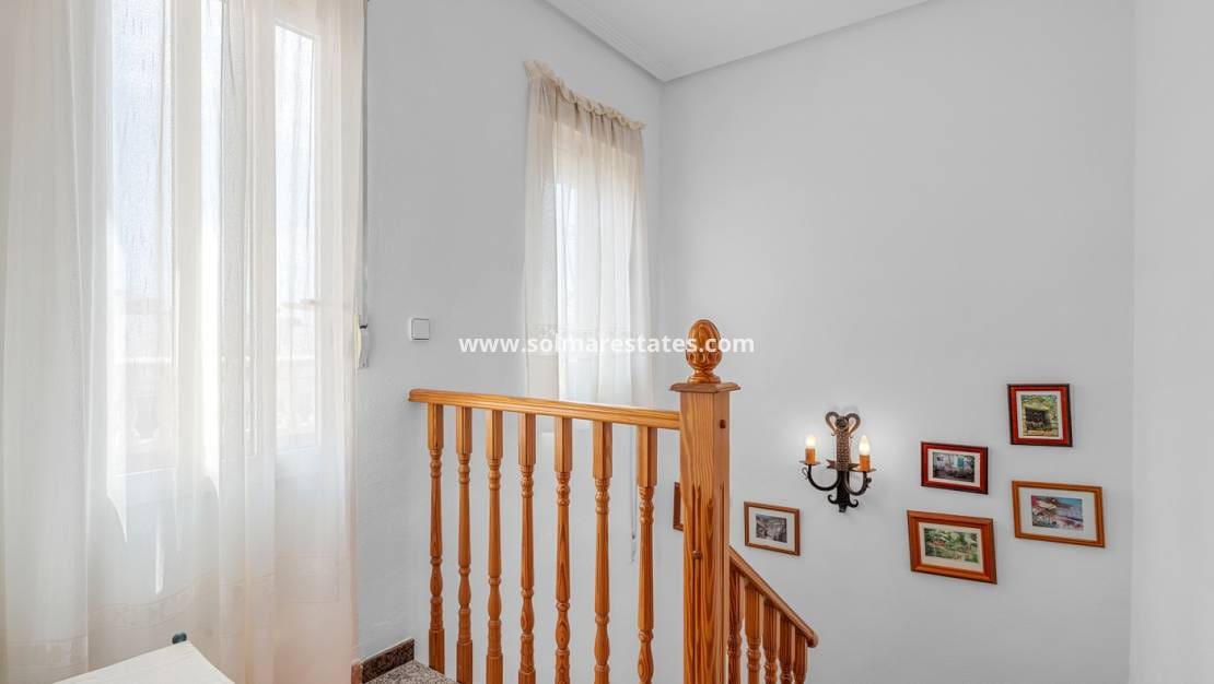 Chalet de 3 habitaciones en Villamartin en venta con piscina - 229.000 € (Ref: 10031255)