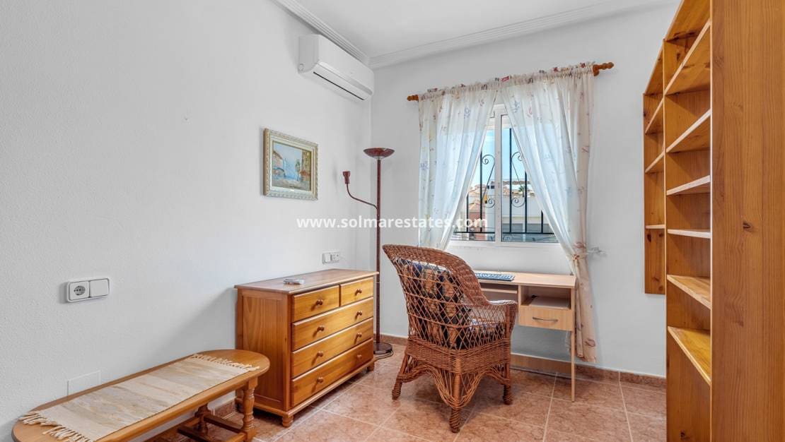 Chalet de 3 habitaciones en Villamartin en venta con piscina - 229.000 € (Ref: 10031255)