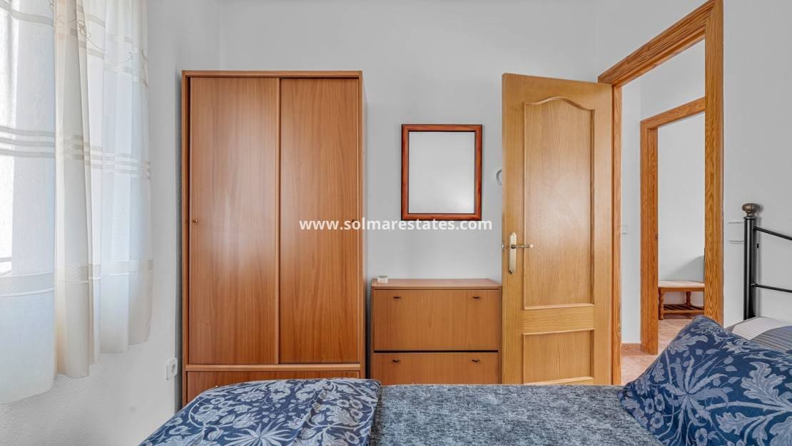 Chalet de 3 habitaciones en Villamartin en venta con piscina - 229.000 € (Ref: 10031255)